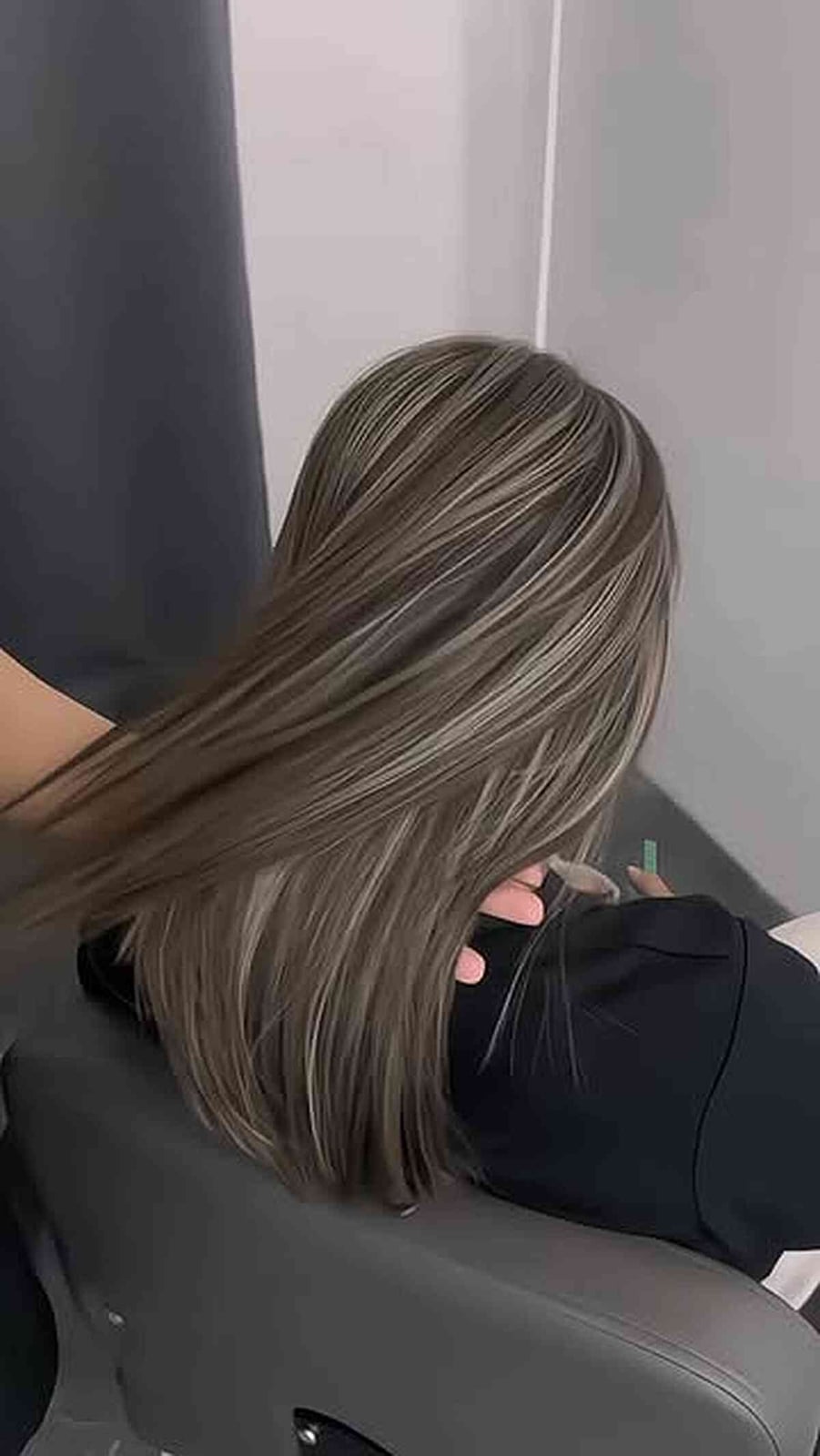 Collarbone Layers With Gray Blonde Highlights — Gray Blending