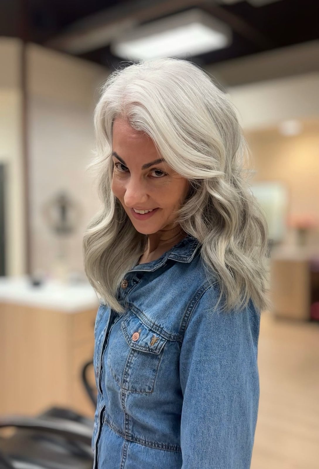 Mid-Back Wavy Blowout With Gray Blend — Gray Blending