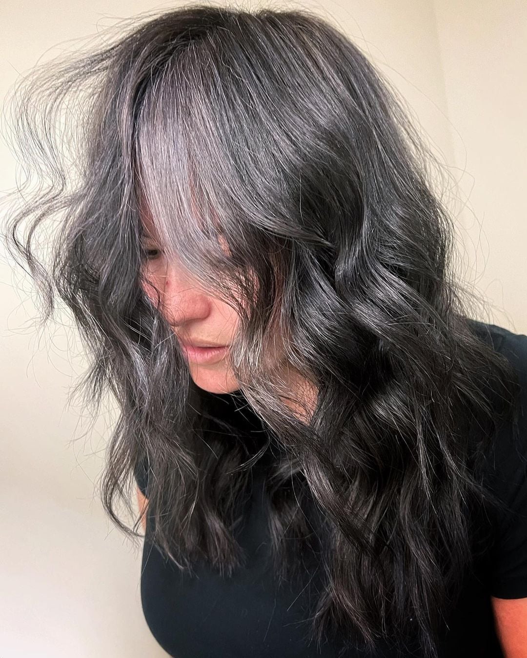 Mid-Back Wavy Hair With Dark Base — Gray Blending