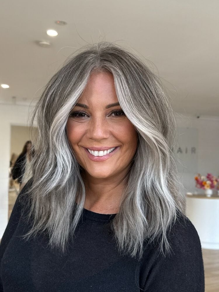 Collarbone Lob With Silver Gray Contrast — Gray Blending