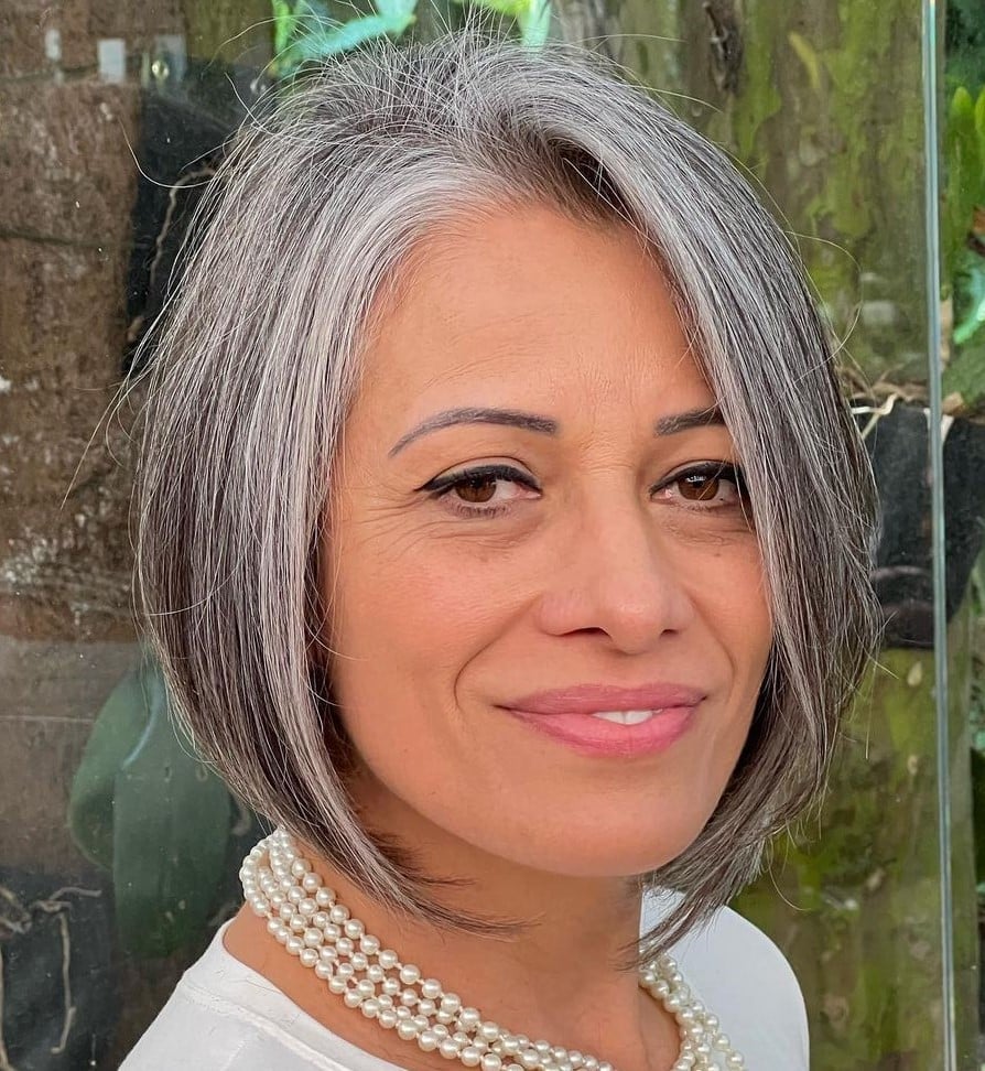 Collarbone Bob Gray Gradient With Darker Roots Collarbone Bob Gray Gradient With Darker Roots — Gray Bob