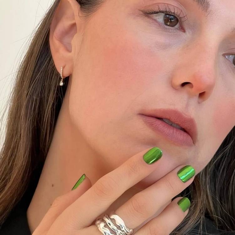 Vibrant Metallic Green High-Shine Chrome Nails — Green Chrome Nails