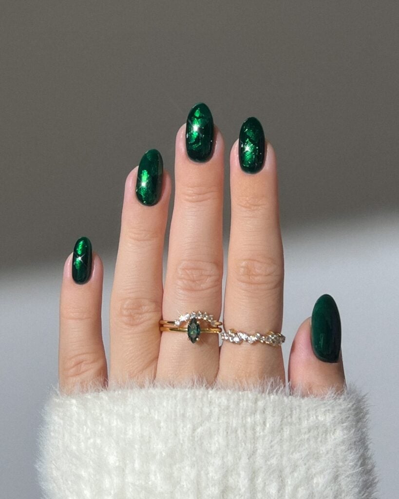 Medium Oval Shimmering Emerald Green Medium Oval Shimmering Emerald Green — Green Nails