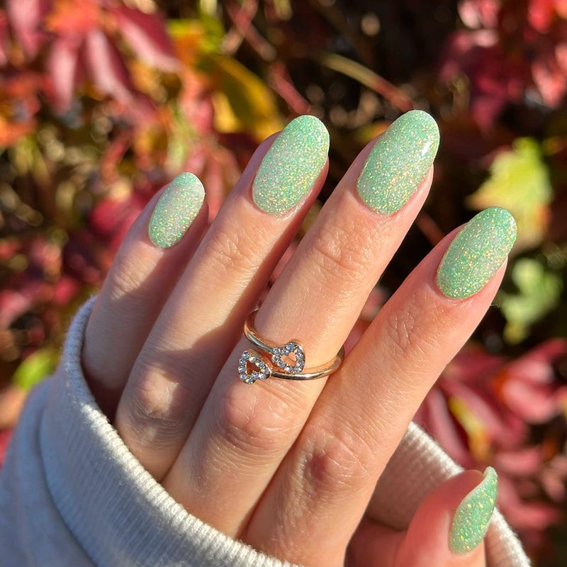 Short Oval Light Green Glitter Nails Short Oval Light Green Glitter Nails — Green Nails