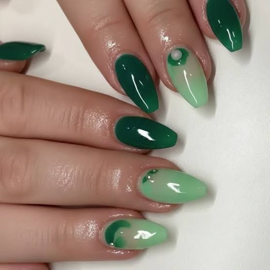 Short Oval Light Green Glitter Nails, 3D Flower And Pearl Accents Short Oval Light Green Glitter Nails, 3D Flower And Pearl Accents — Green Nails