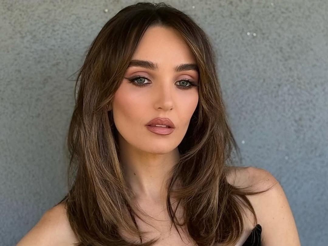 Collarbone Dark Brown With Lighter Brown Highlights Collarbone Dark Brown With Lighter Brown Highlights — Hair Color for Brown Eyes