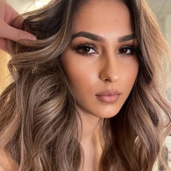 Collarbone Medium Brown With Blonde Balayage Collarbone Medium Brown With Blonde Balayage — Hair Color for Brown Eyes