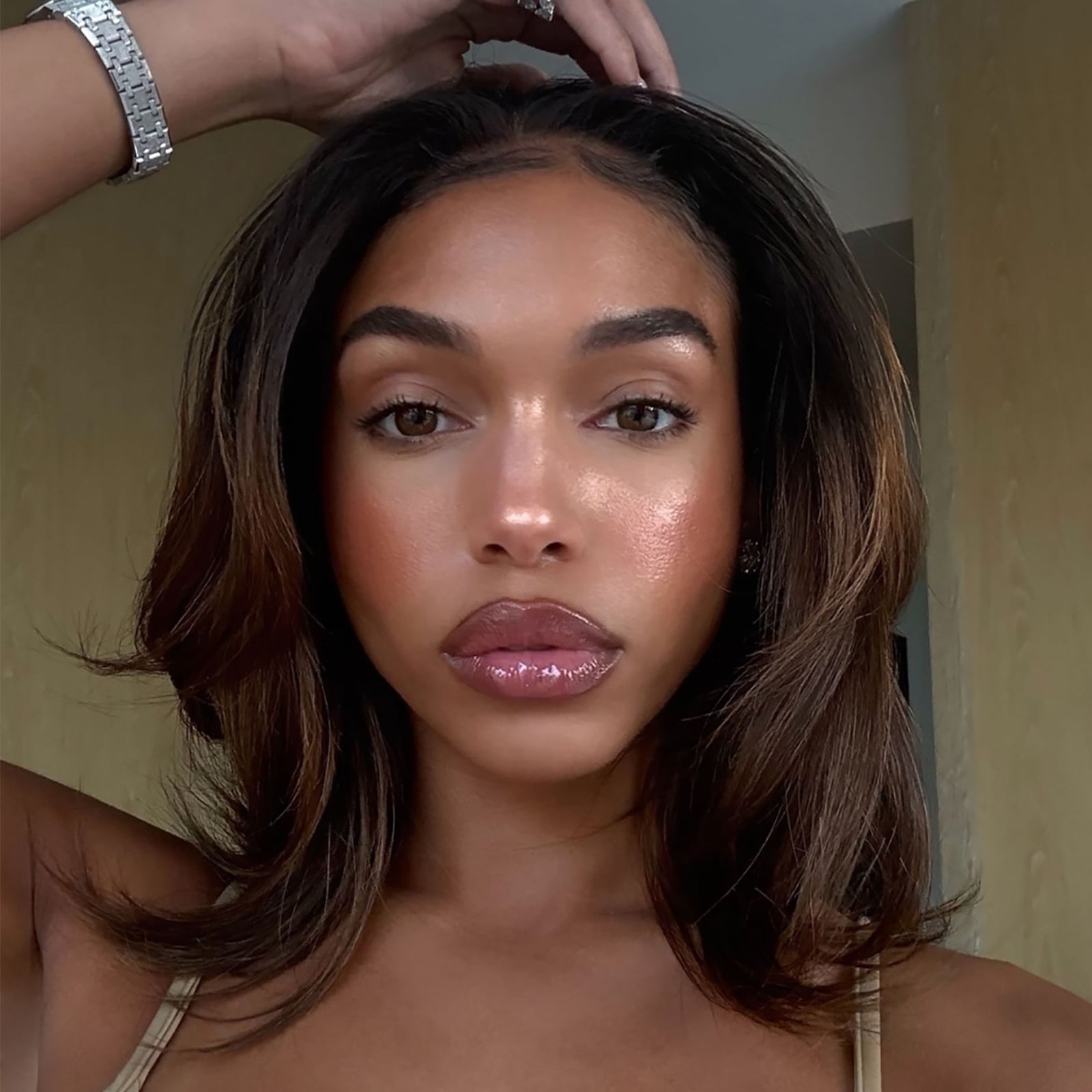 Collarbone Lob With Caramel Highlights Collarbone Lob With Caramel Highlights — Hair Color for Brown Eyes