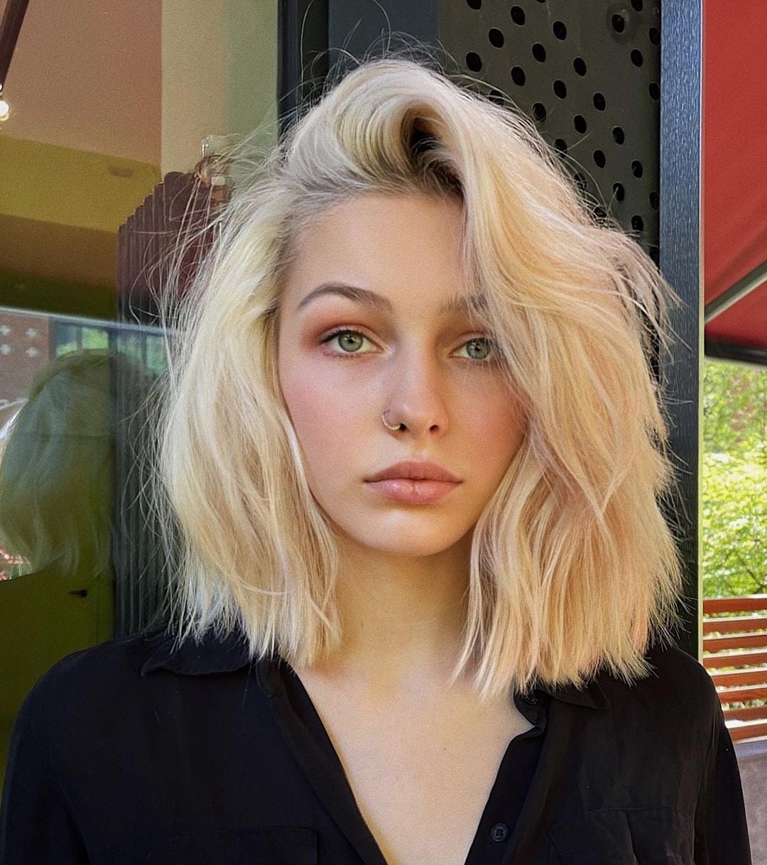Collarbone Ash Blonde Bob With Lighter Highlights Collarbone Ash Blonde Bob With Lighter Highlights — Hair Color for Green Eyes