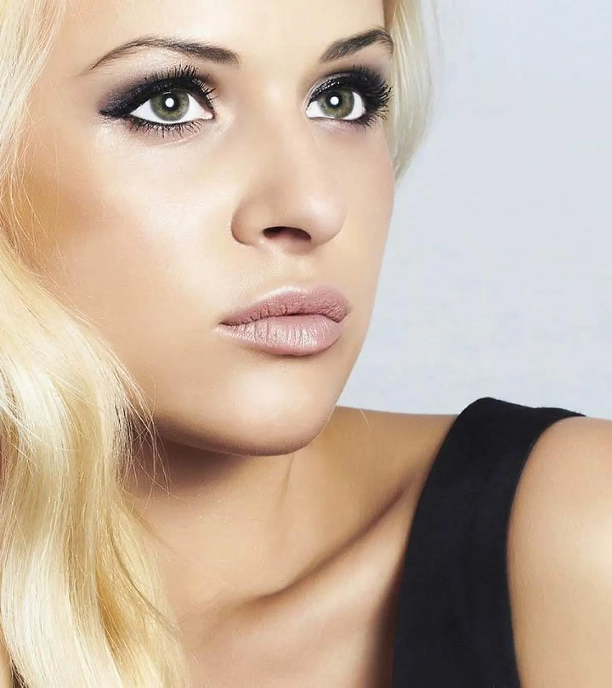 Collarbone Ash Blonde With Lighter Highlights, Office-Safe Version Collarbone Ash Blonde With Lighter Highlights, Office-Safe Version — Hair Color for Green Eyes