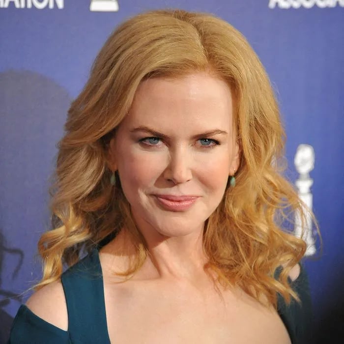 Shoulder Strawberry Blonde Loose Waves Shoulder Strawberry Blonde Loose Waves — Hair Color for Women Over 40