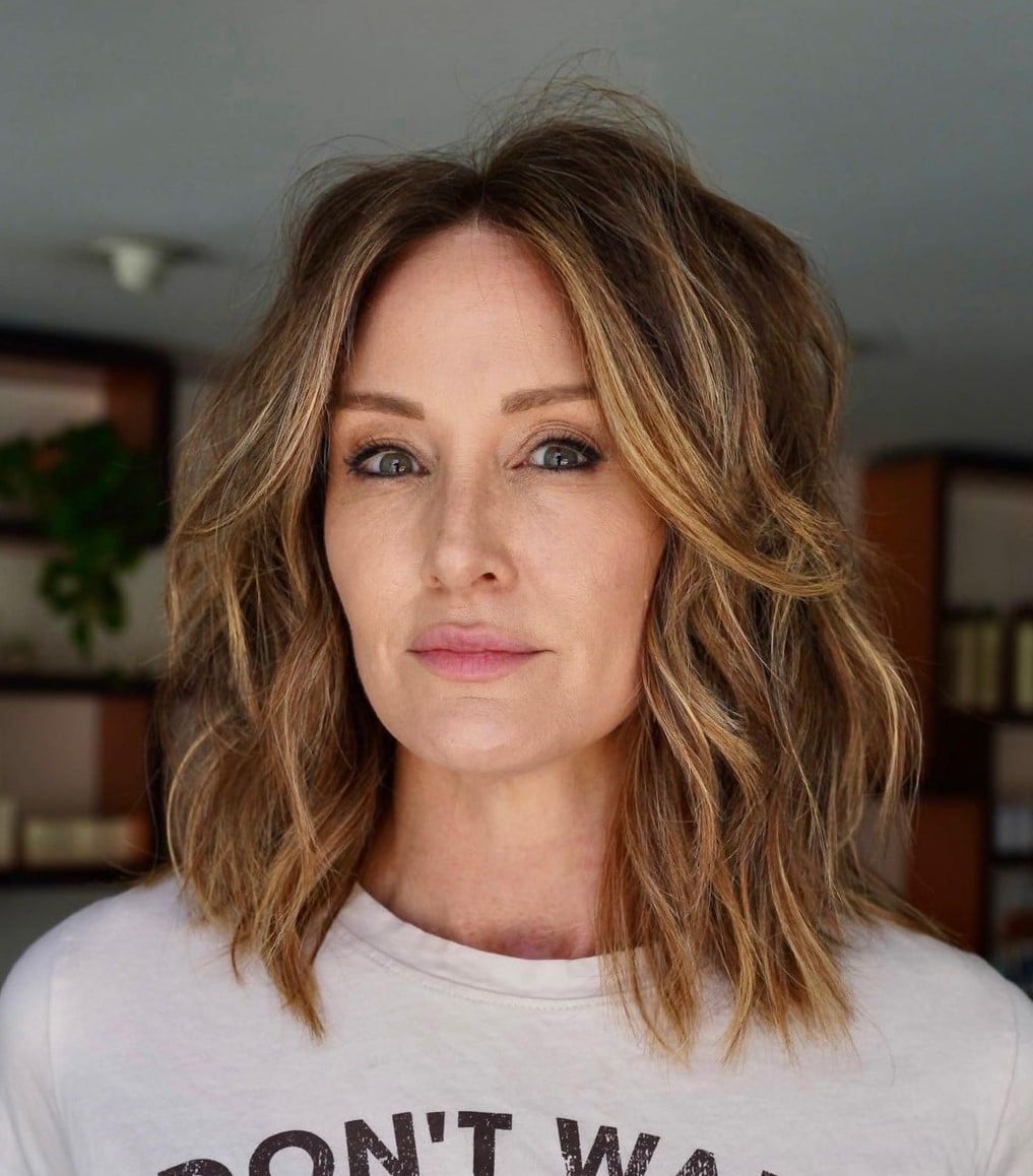 Shoulder Length Layered Hair With Medium Brown And Blonde Highlights Shoulder Length Layered Hair With Medium Brown And Blonde Highlights — Hair Color for Women Over 50