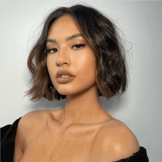 Caramel Highlighted Wavy Bob Caramel Highlighted Wavy Bob — Hair Color Ideas for Short Hair