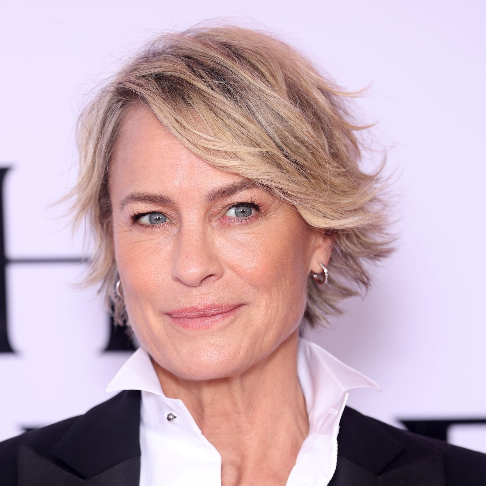 Short Layered Bob With Blonde Highlights — Haircuts for Older Women