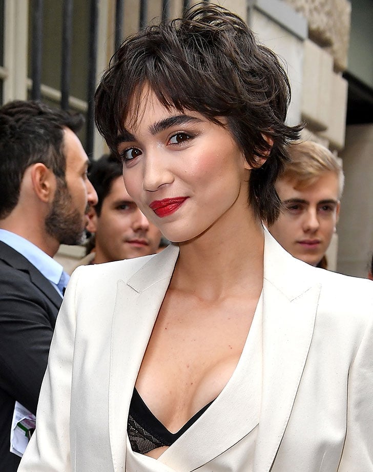 Layered Chin Bob With Honey Blonde Highlights Layered Chin Bob With Honey Blonde Highlights — Haircuts for Wavy Hair