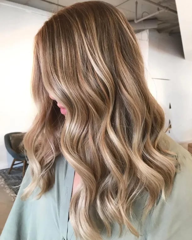 Collarbone Medium Blonde With Lighter Blonde Highlights Collarbone Medium Blonde With Lighter Blonde Highlights