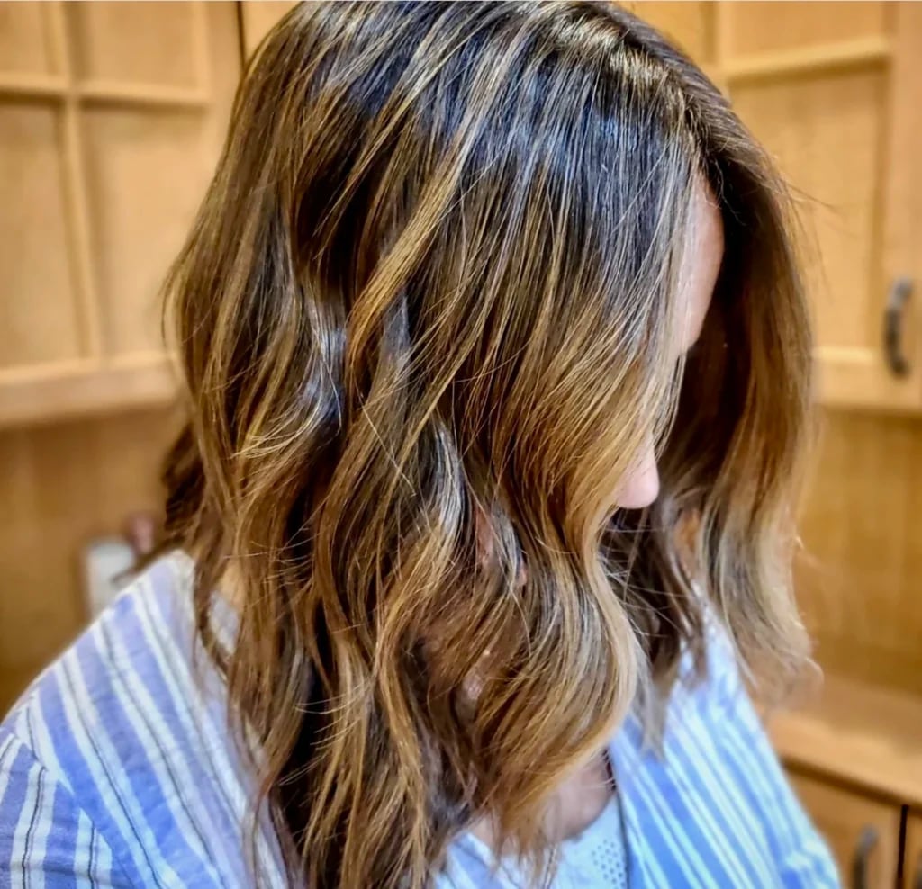 Dark Blonde With Ash Blonde Highlights Collarbone, Close-Up Take Dark Blonde With Ash Blonde Highlights Collarbone, Close-Up Take — Highlights Trends