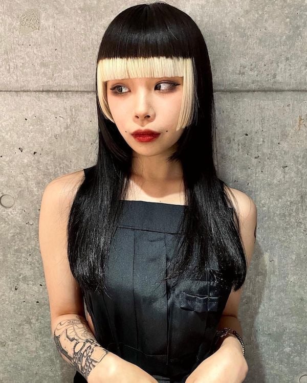 Black Mid-Back Hime Cut With Blonde Face Framing