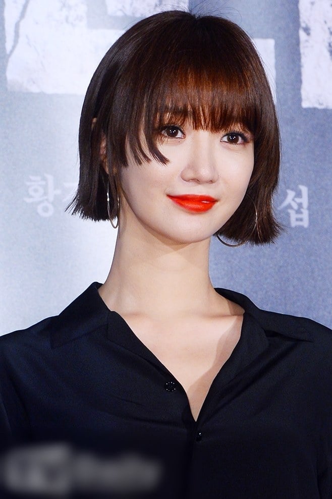 Dark Brown Chin Length Hime Cut With Sharp Lines