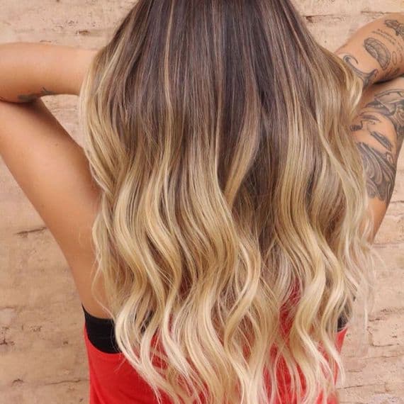 Mid-Back Wavy Blowout With Dark Brown and Honey, Close-Up Take — Honey Balayage