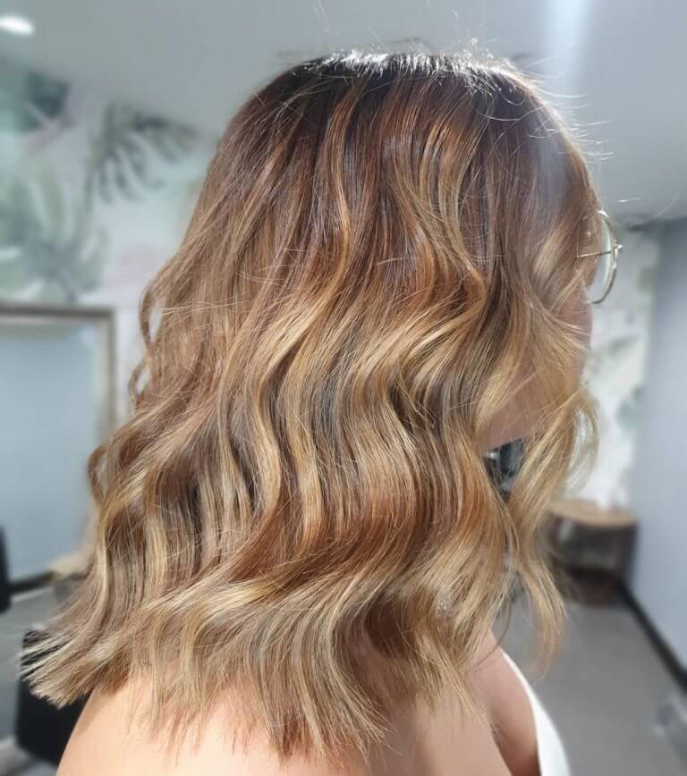 Shoulder Length Wavy Hair With Dark to Honey Balayage
