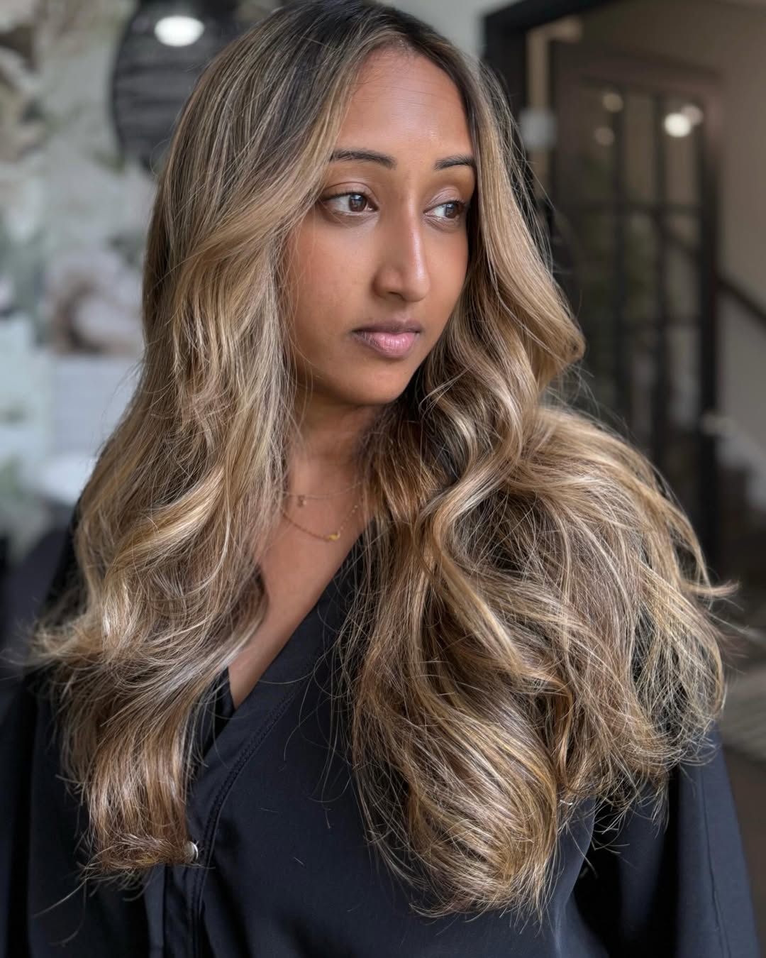 Mid-Back Honey Blonde Balayage With Loose Waves, Close-Up Take