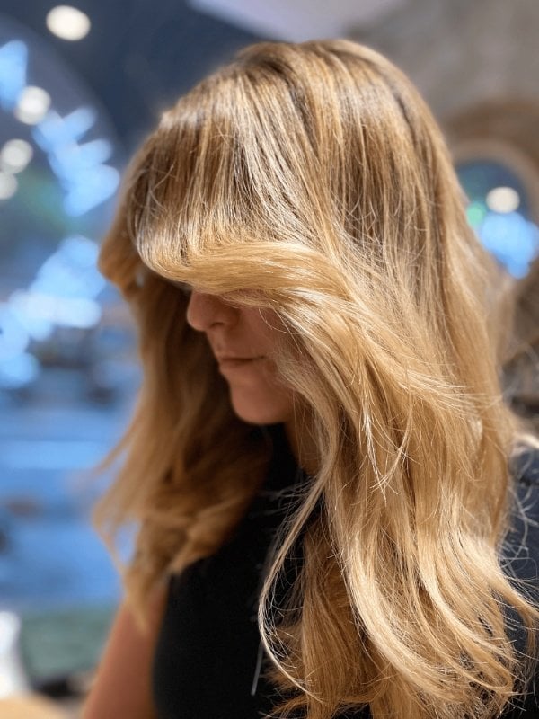 Collarbone Honey Blonde With Subtle Highlights and Curtain Bangs, Wavy