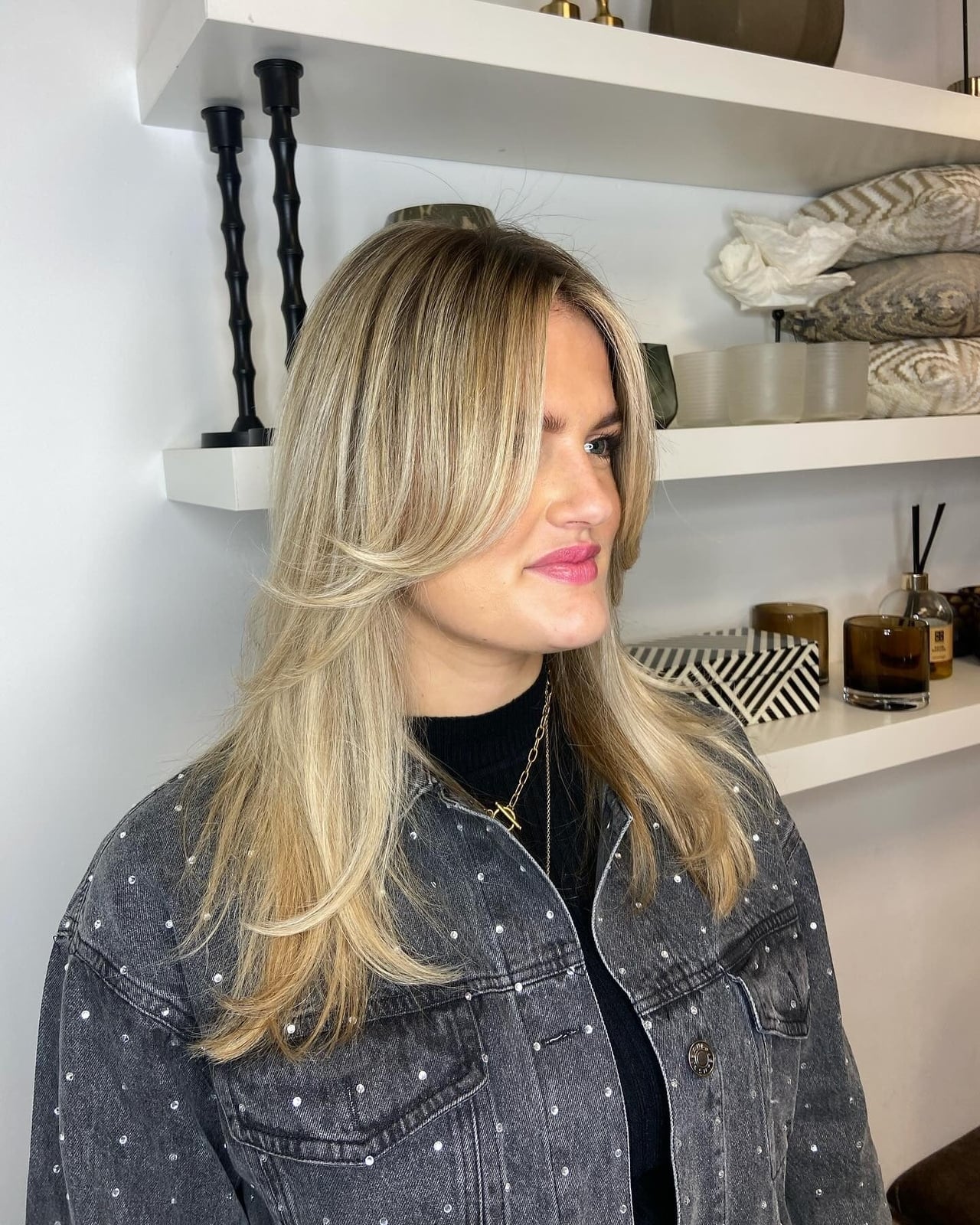 Collarbone Honey Blonde With Curtain Bangs and Face-Framing Highlights