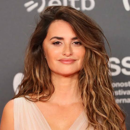 Mid-Back Honey Brown Balayage With Curtain Bangs, Wavy Mid-Back Honey Brown Balayage With Curtain Bangs, Wavy — Honey Brown Hair