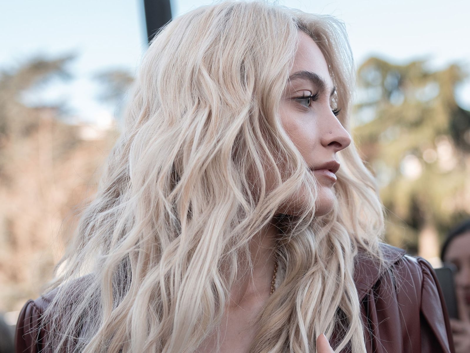 Mid-Back Icy Blonde With Root Shadow Mid-Back Icy Blonde With Root Shadow
