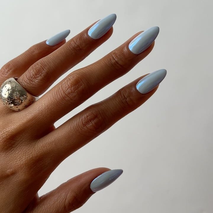 Medium Almond Pale Blue Reflective Chrome Nails, Metallic Sheen Medium Almond Pale Blue Reflective Chrome Nails, Metallic Sheen — Icy Blue Nails