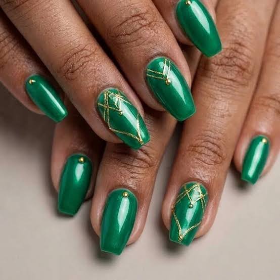 Emerald Green with Gold Line Art Medium Coffin Nails Emerald Green with Gold Line Art Medium Coffin Nails — Jewel Tone Nails