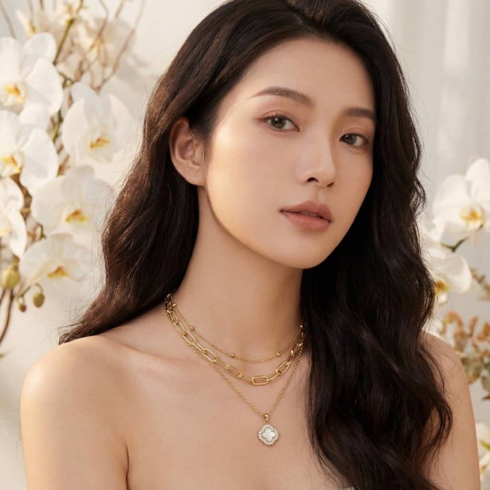 Layered Gold Necklaces With Square Pendant — Jewelry Trends