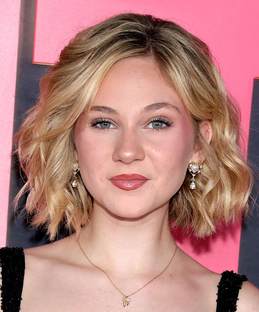 Collarbone Bob With Face-Framing Curtain Bangs — Layered Bob