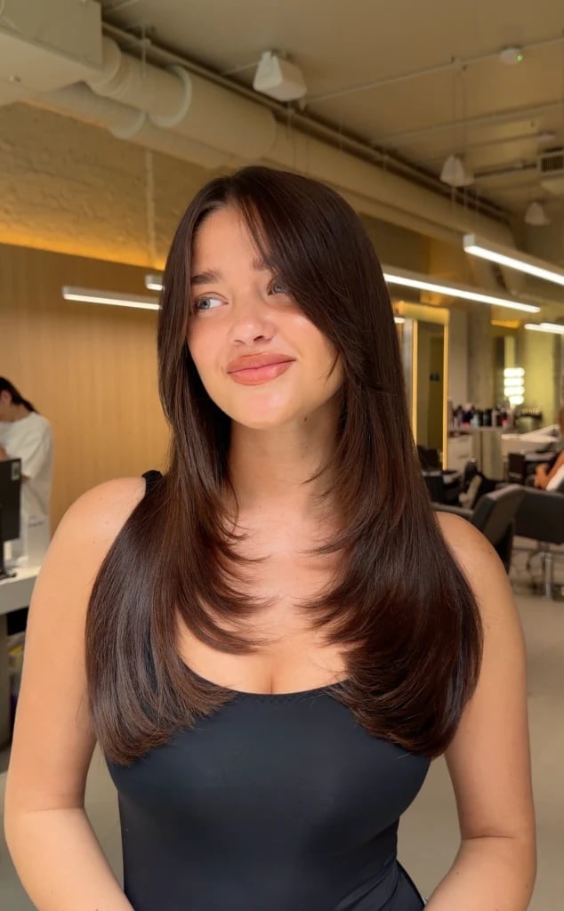 Collarbone Dark Brown With Face-Framing Layers and Soft Waves Collarbone Dark Brown With Face-Framing Layers and Soft Waves — Layered Hair