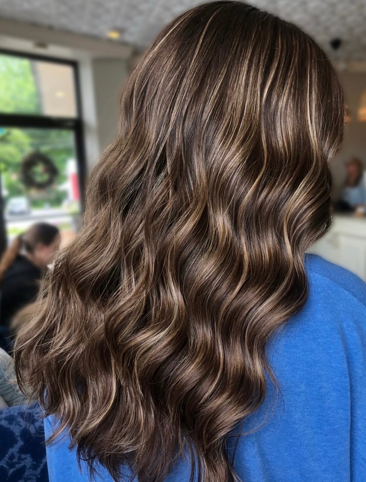 Mid-Back Layers With Dimensional Highlights, Close-Up Take Mid-Back Layers With Dimensional Highlights, Close-Up Take — Light Brown Hair