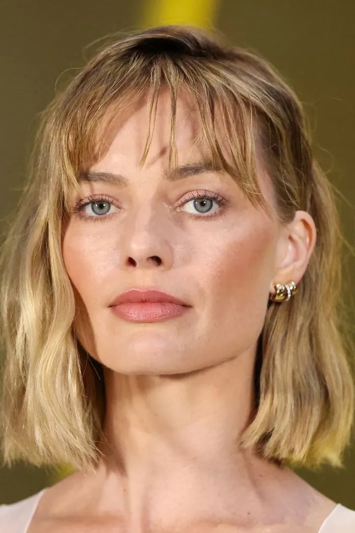 Collarbone Long Bob With Wispy Bangs, Side Parting