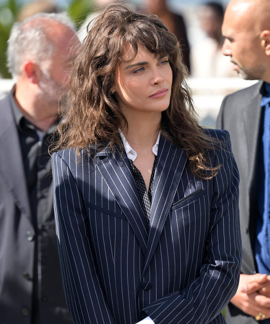 Mid-Back Dark Brown Shag With Curtain Bangs Mid-Back Dark Brown Shag With Curtain Bangs — Long Shag