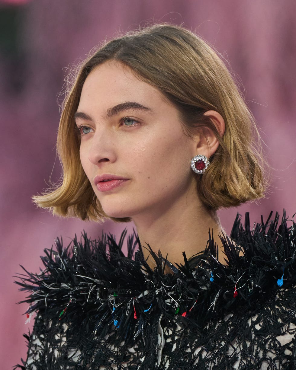 Ash Blonde Blunt Collarbone Bob Ash Blonde Blunt Collarbone Bob — Low Maintenance Haircuts