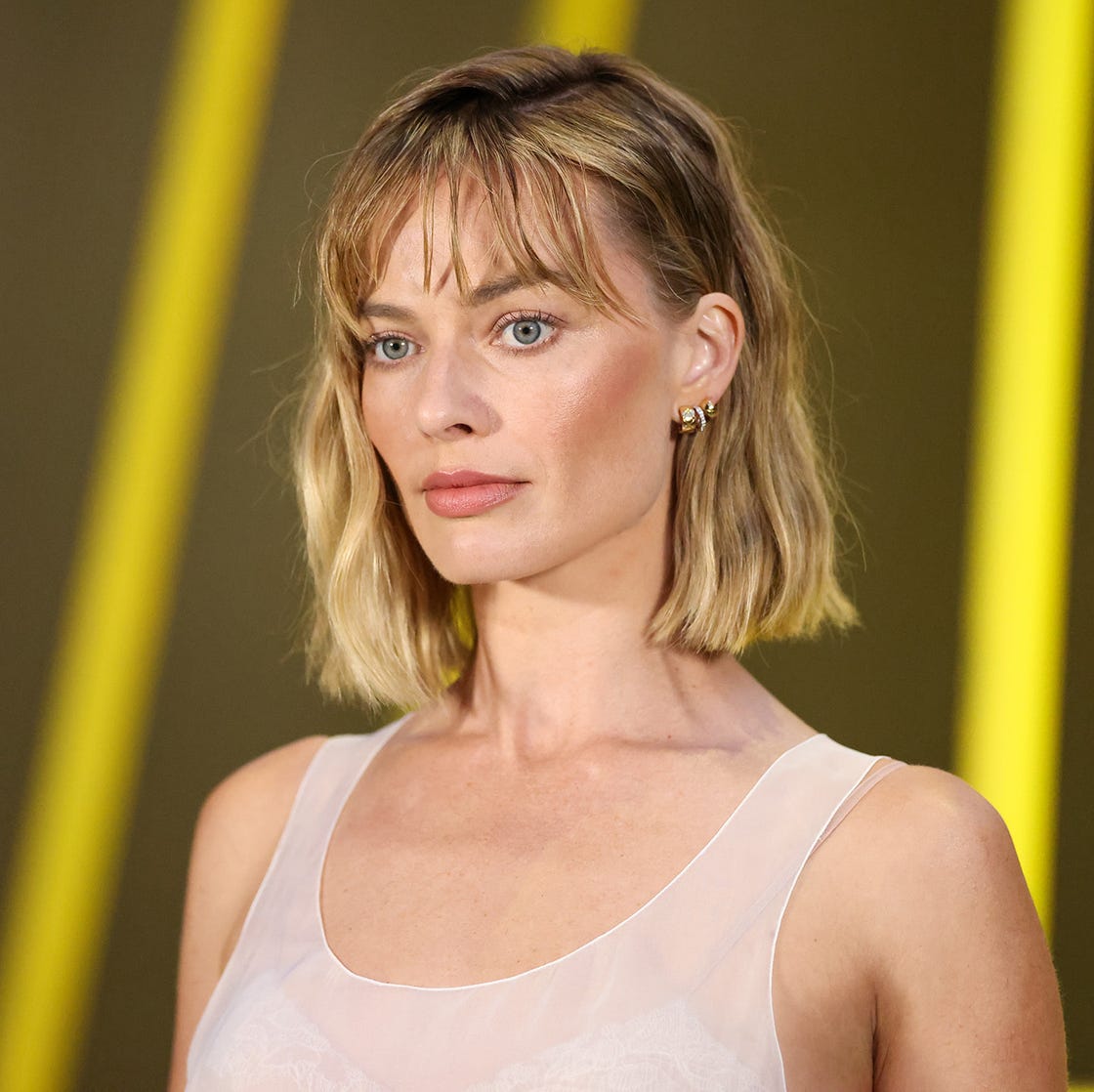 Blonde Bob With Root Shadow And Textured Waves Blonde Bob With Root Shadow And Textured Waves — Low Maintenance Haircuts