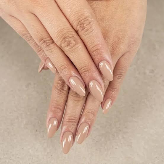 Sheer Milky Nude Glossy Short Oval Nails, бежевый нюдовый Sheer Milky Nude Glossy Short Oval Nails, бежевый нюдовый — Low Maintenance Nails