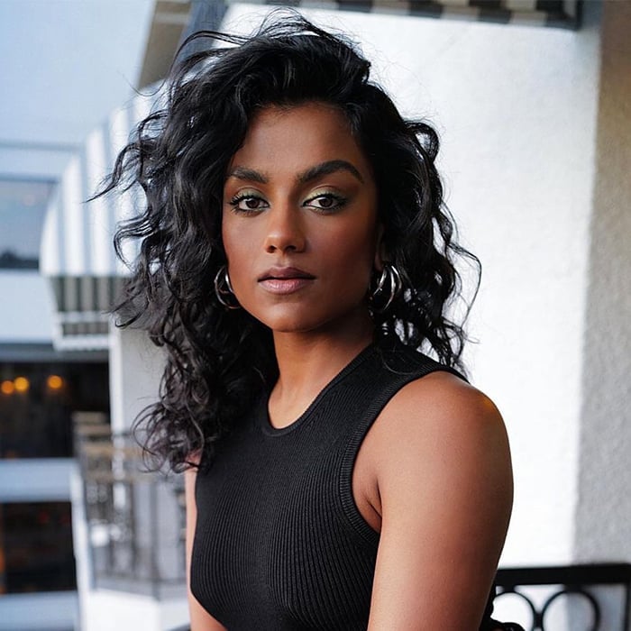 Collarbone Layers With Soft Waves Collarbone Layers With Soft Waves — Mid Length Haircuts