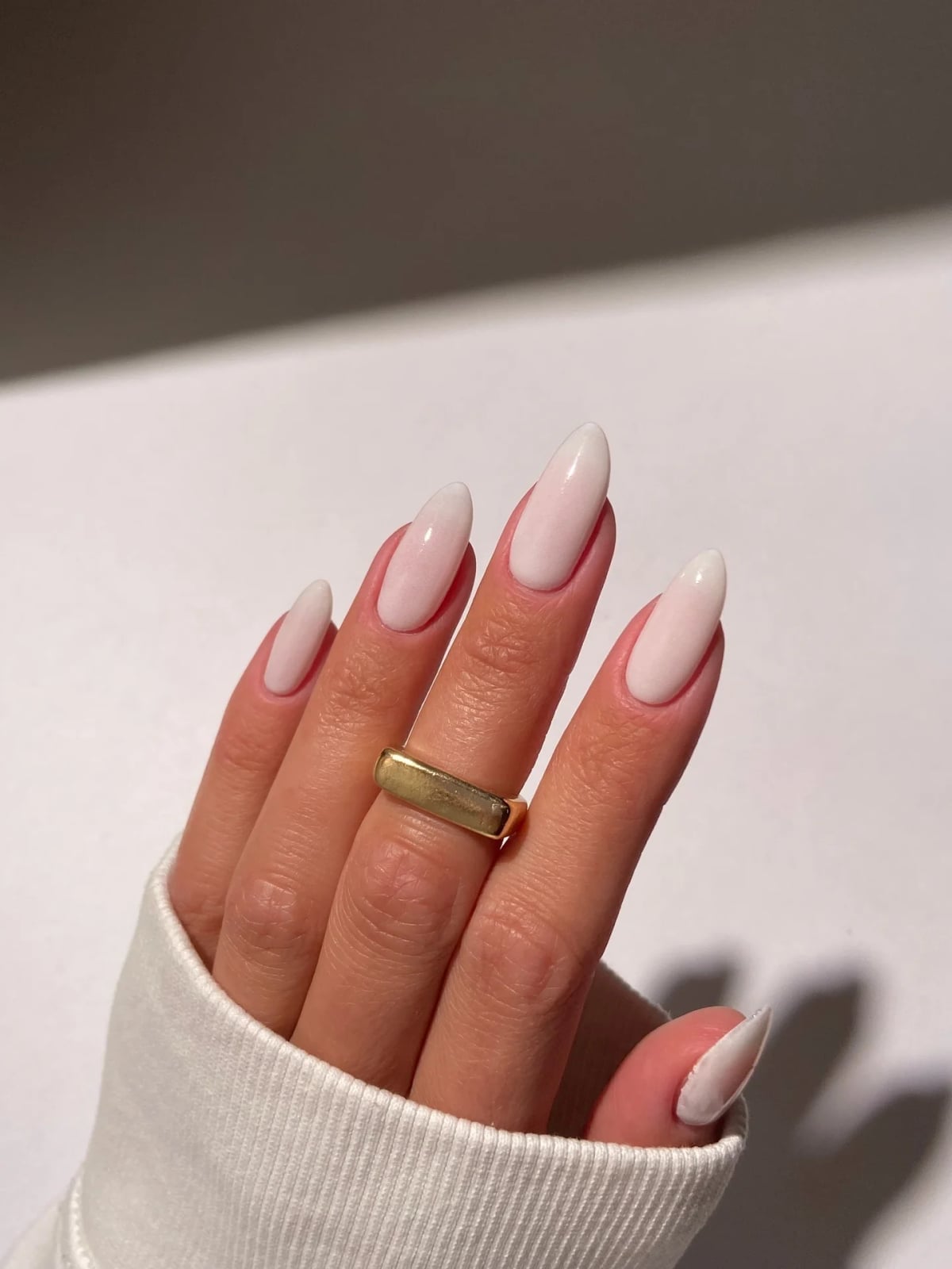 Milky White to Pink Gradient Medium Almond Milky White to Pink Gradient Medium Almond — Milky White Nails