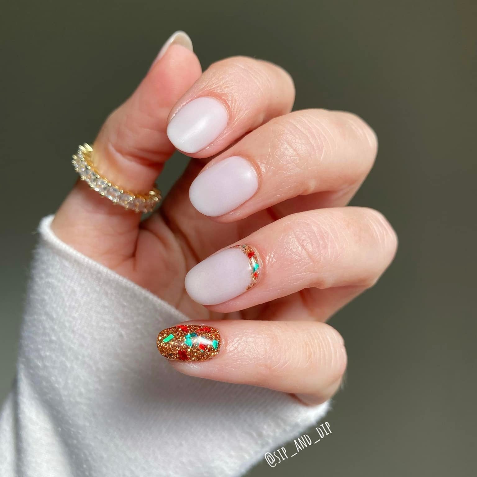Milky White Gold Foil Short Oval Milky White Gold Foil Short Oval — Milky White Nails