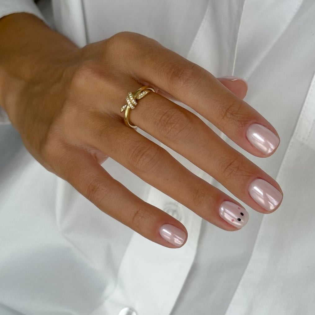 Short Oval Nails With Minimalist Face Design — Minimalist Nails