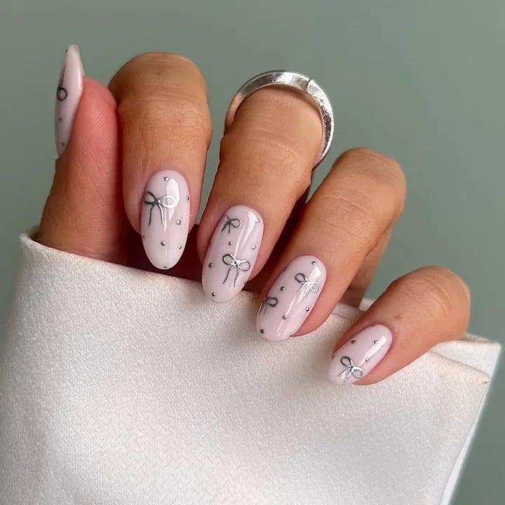 Short Oval Nails With Silver Bows and Dots — Minimalist Nails