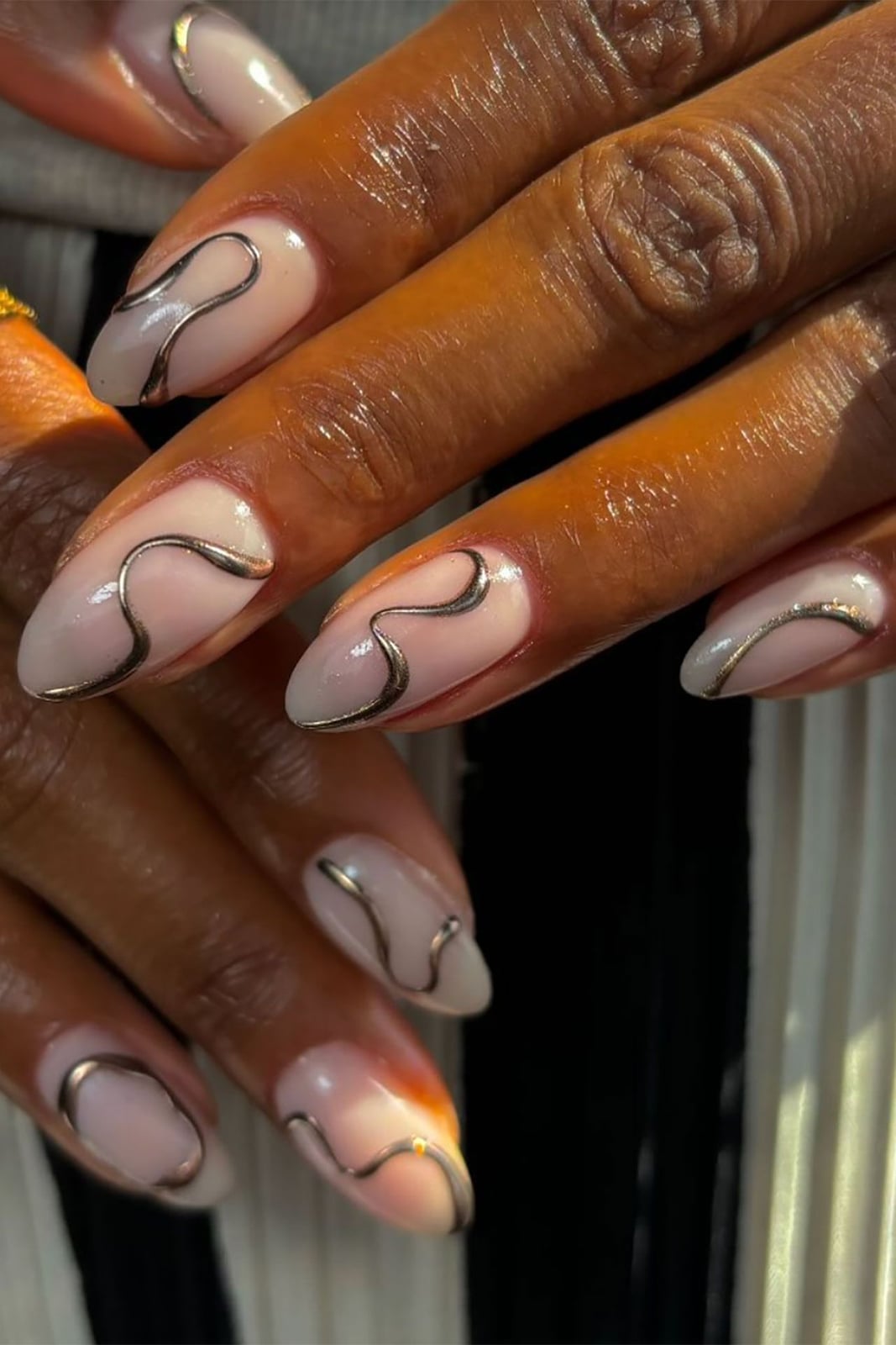 Medium Almond Nails With Metallic Gold Waves — Minimalist Nails