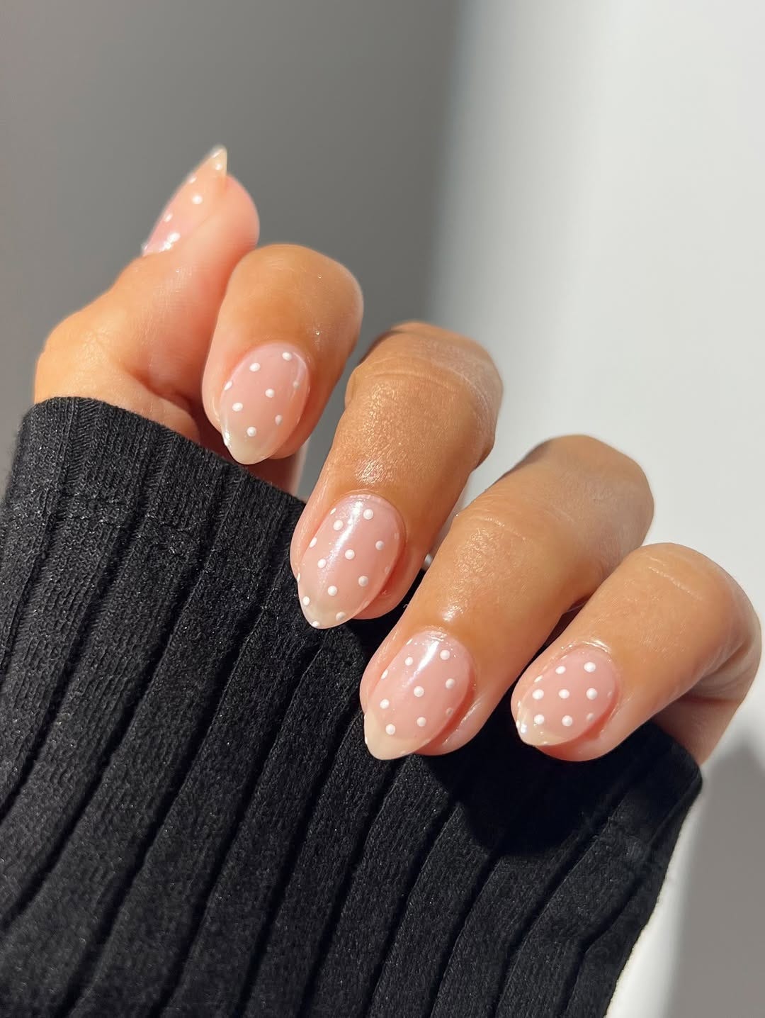 Short Oval Nails With White Polka Dots — Minimalist Nails