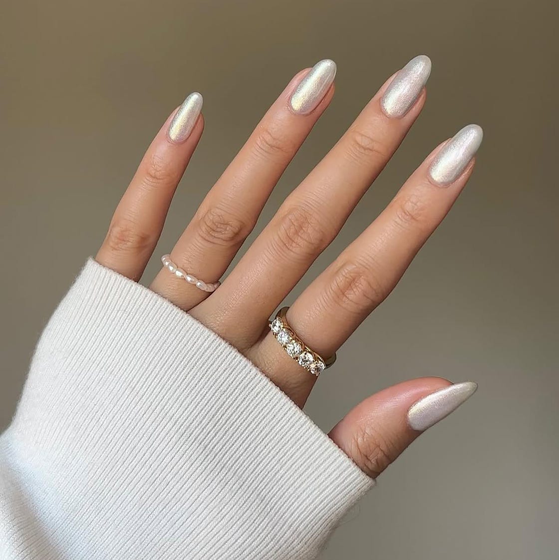 Pale Iridescent White Chrome Medium Almond Nails Pale Iridescent White Chrome Medium Almond Nails — Nail Shapes