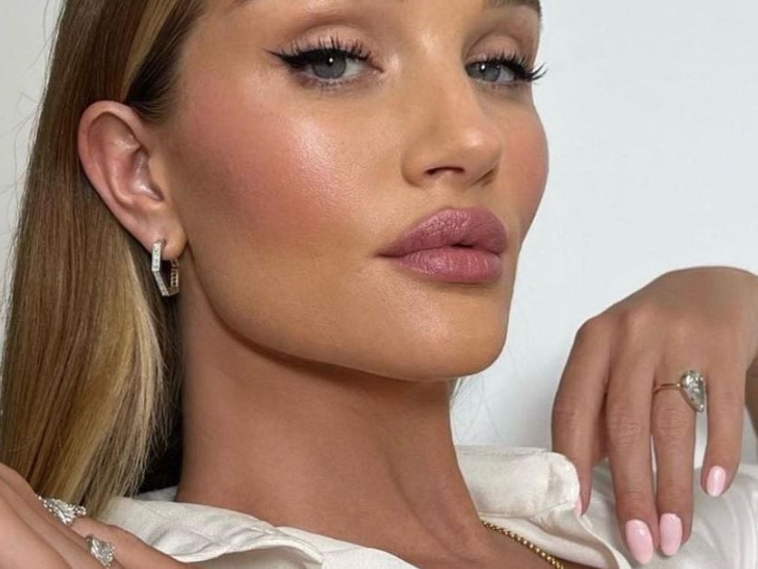 Cool-Toned Pink Medium Almond Nails Cool-Toned Pink Medium Almond Nails — Nails for Blondes